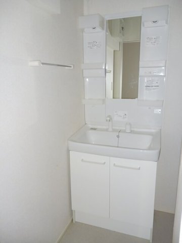 洗面設備　ゆったりとスペースのある洗面所