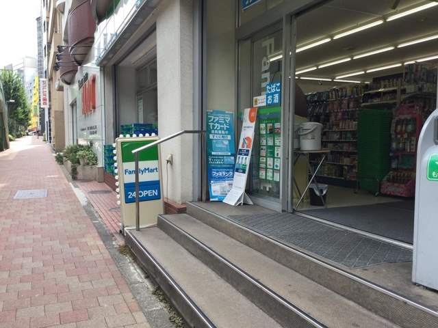 コンビニ　ファミリーマート新宿中央公園店（コンビニ）まで495m