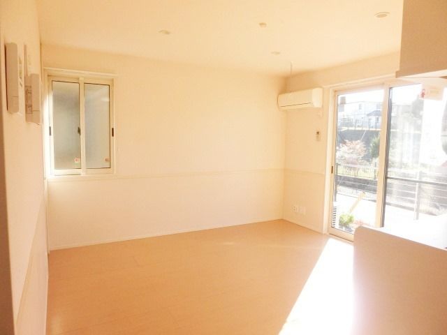 居室・リビング　２面採光の明るいリビング！