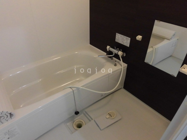 バス・シャワールーム　お風呂は１坪タイプ！ゆったり入浴できます。