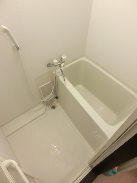 バス・シャワールーム　清潔感のあるバスルームで１日の疲れを癒しましょう。