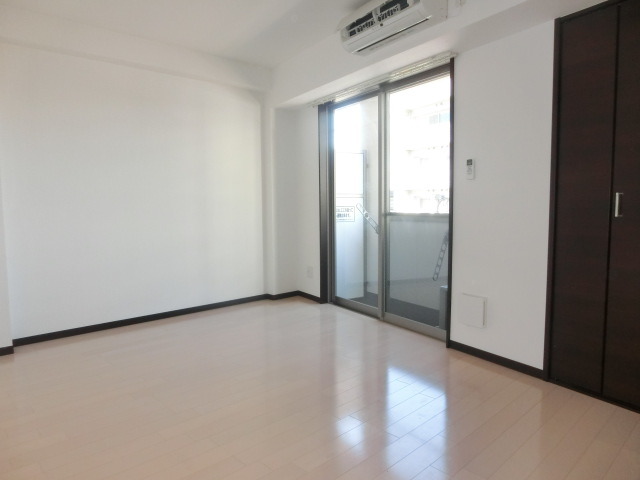 居室・リビング　ゆったり居室に明るいフローリング