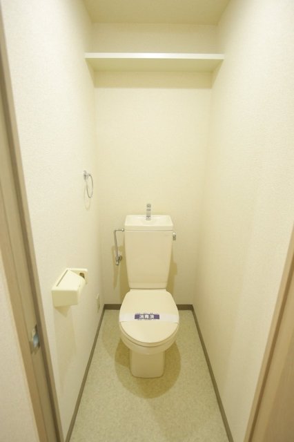 トイレ　落ち着いた色調のトイレです
