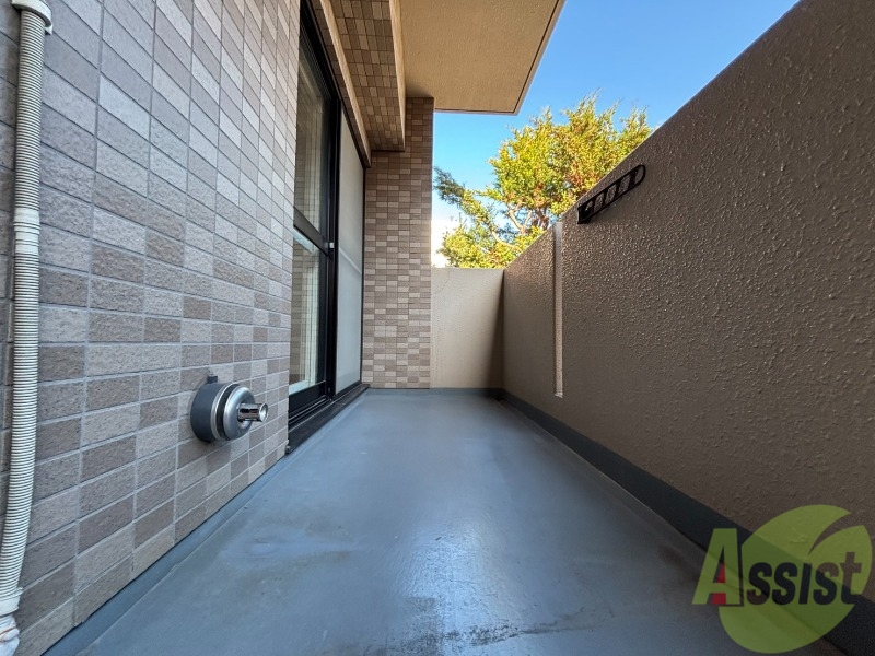 バルコニー　バルコニーは幅があり、広い印象を受けました。