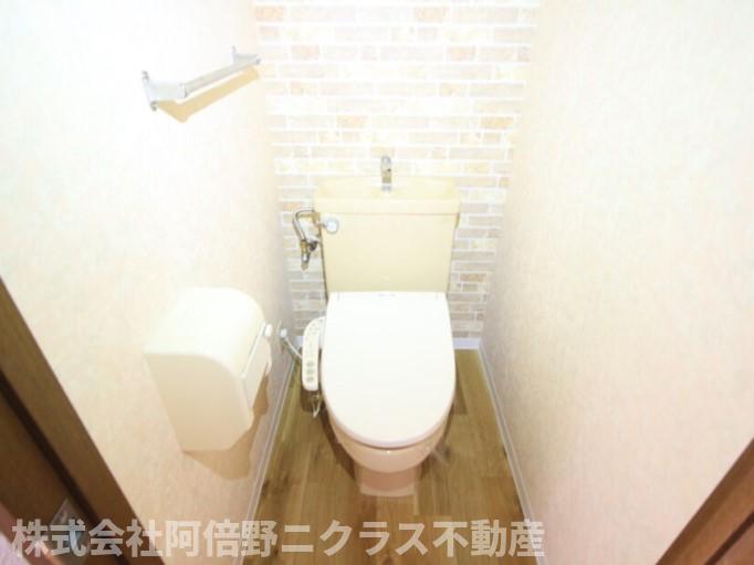 トイレ　内装は別部屋の参考写真です。