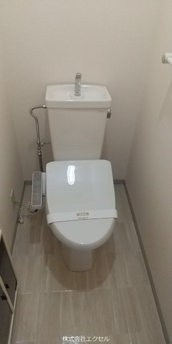 トイレ　温水洗浄便座です。