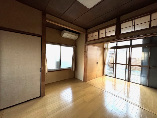 眺望　リビングとサンルームの間の建具はありません