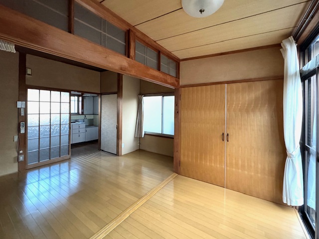 居室・リビング　サンルームから1階居室を撮影