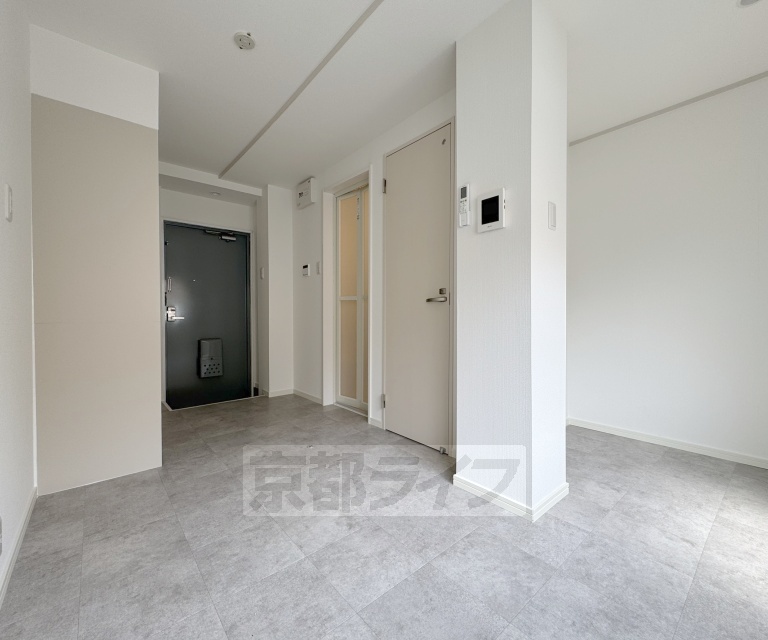 居室・リビング　窓の多いお部屋です。
