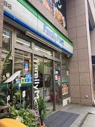コンビニ　ファミリーマート 四谷二丁目店（コンビニ）まで143m