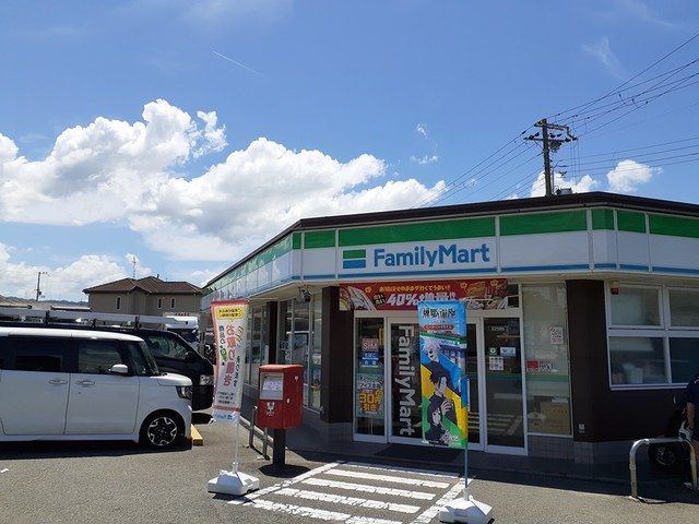 コンビニ　ファミリーマート様（コンビニ）まで1063m