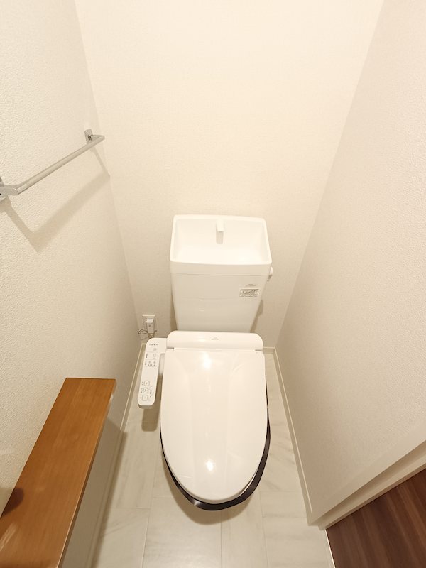 トイレ　※同タイプ3階のお部屋です。