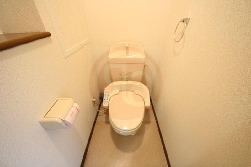 トイレ　落ち着いた色調のトイレです