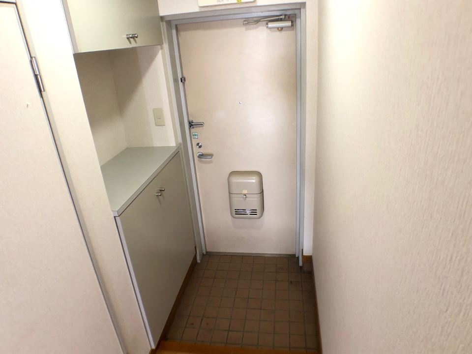 玄関　シューズＢＯＸが上下段有タップリ入ります