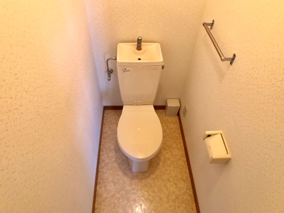 トイレ　ファミリー用の大き目のトイレスペースです