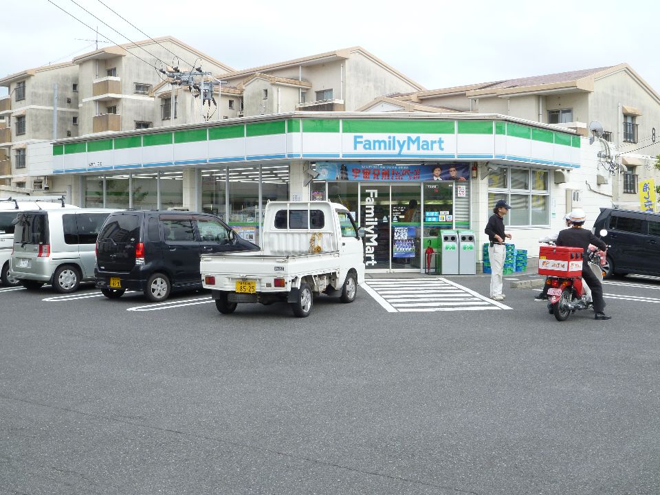コンビニ　ファミリーマート（コンビニ）まで550m
