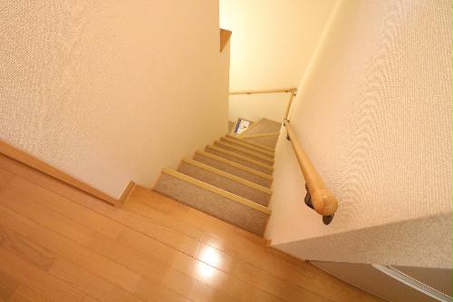 玄関　2F部屋のみ各専用階段有※冬場でも雪の心配がありません。