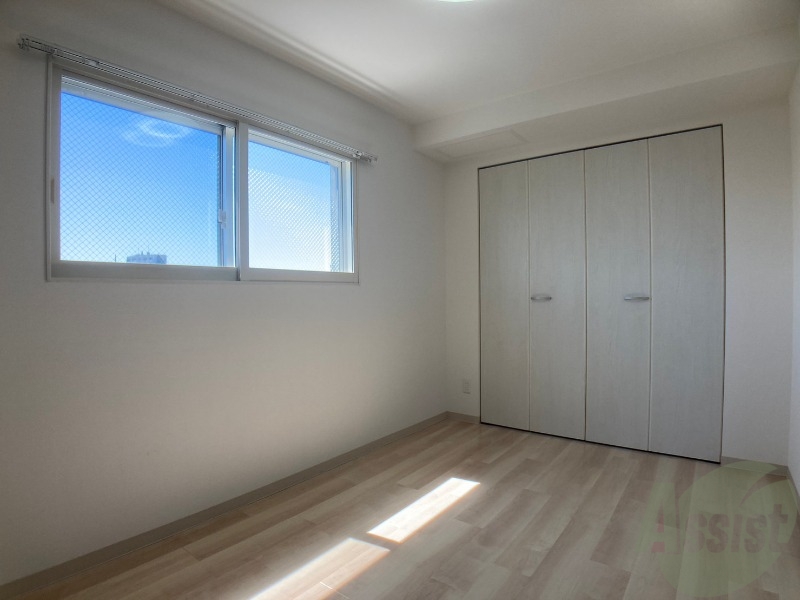 その他部屋・スペース　寝室はこちらです。光が差し込む、温かみのあるお部屋です。
