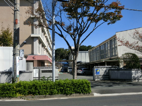 中学校　浜松市立中部中学校（中学校）まで296m