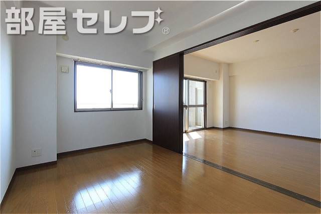 収納　通り抜け可能なウォークインクローゼット。