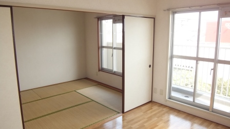 その他部屋・スペース　開放的な寝室です