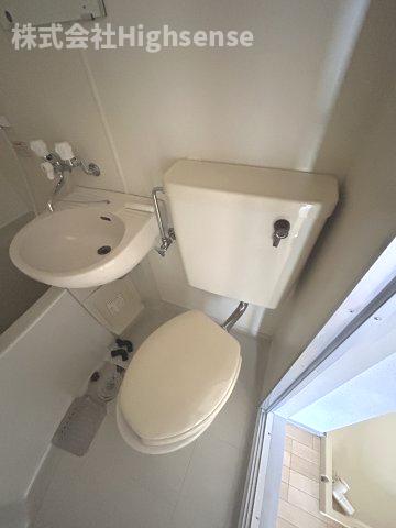 トイレ　落ち着いた色調のトイレです