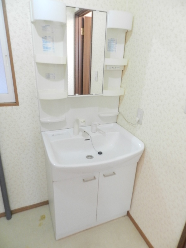 洗面設備　明るい洗面所です