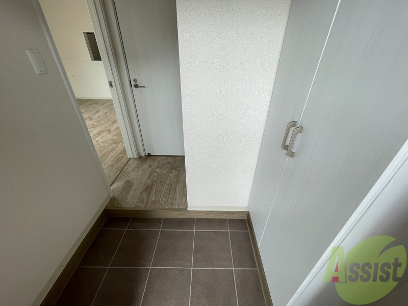 玄関　玄関からの様子です。すぐ部屋が見えないのは安心ですね。
