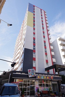 建物外観　街中に出やすい立地です♪
