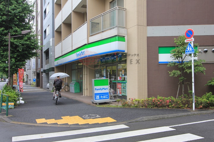 コンビニ　ファミリーマート小石川ゆたて坂店（コンビニ）まで258m