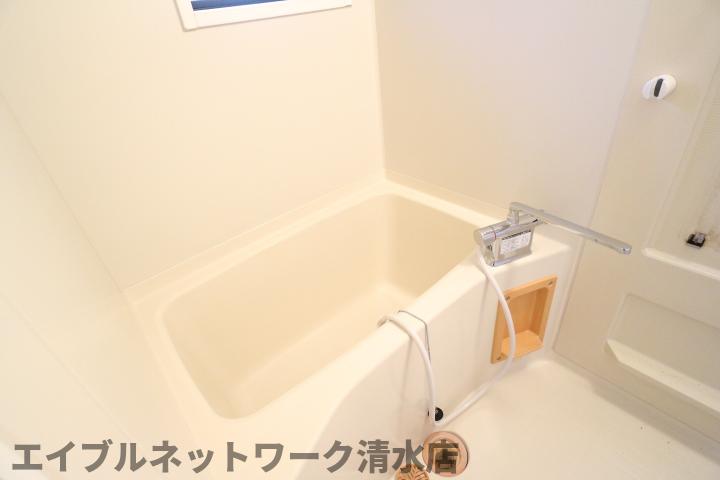 バス・シャワールーム　コンパクトで使いやすいお風呂です