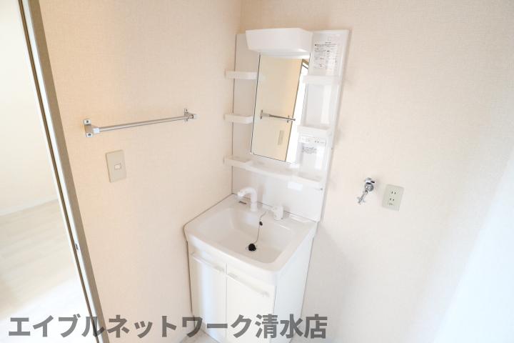 洗面設備　ゆったりとスペースのある洗面所