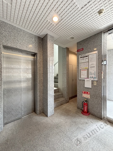 ロビー　落ち着いたエントランス。マンションを演出します。