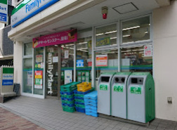 コンビニ　ファミリーマート 湊二丁目店（コンビニ）まで249m