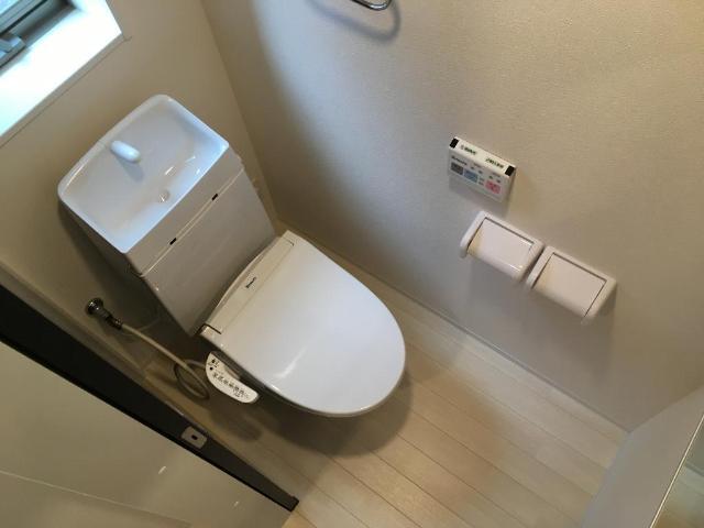 トイレ　自動で開閉しちゃいますよ