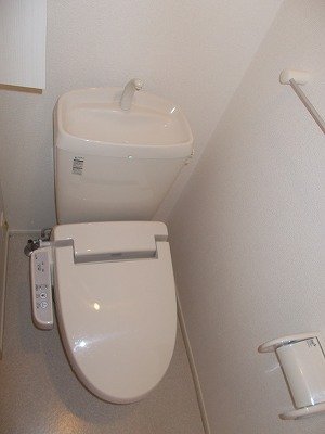 トイレ　落ち着いた色調のトイレです