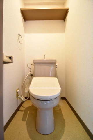 トイレ　別号室の写真です。