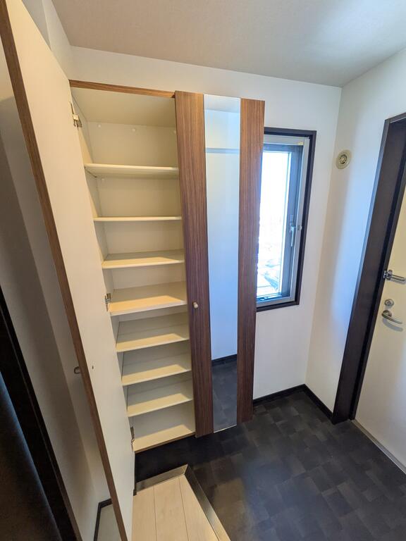 玄関　玄関収納もあるお部屋♪