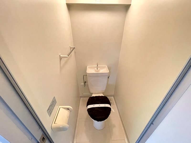 トイレ　同建物別号室の室内写真です。