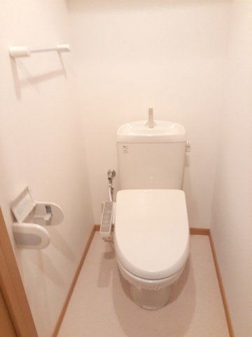 トイレ　落ち着いた色調のトイレです
