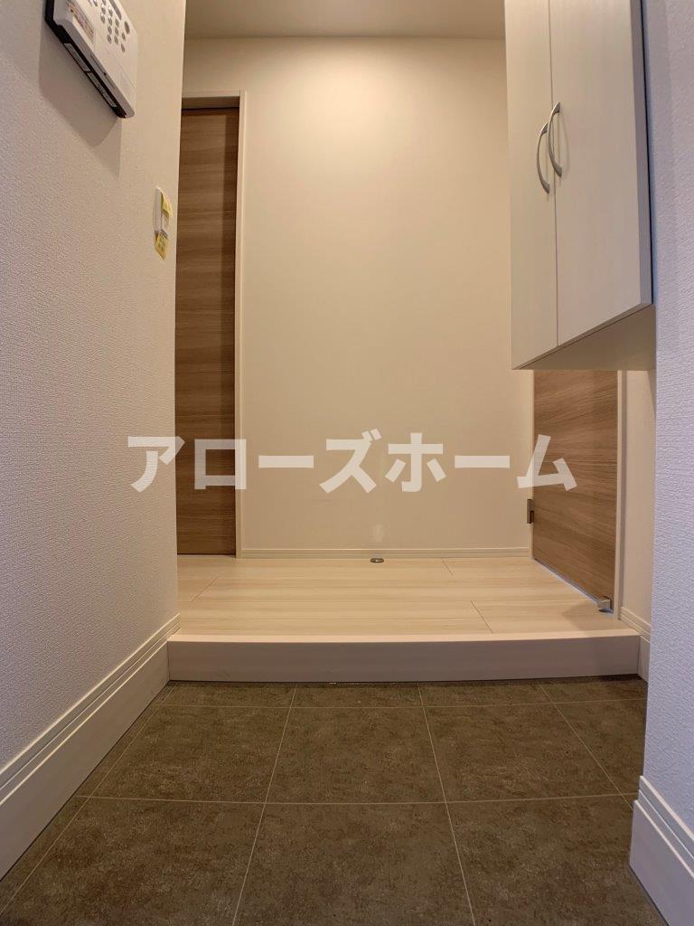 玄関　※室内写真は同一物件内の別室です。