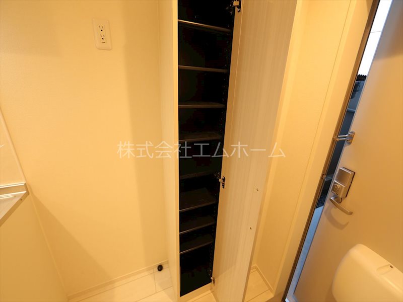 玄関　玄関　シューズボックス付（収納充実してます）