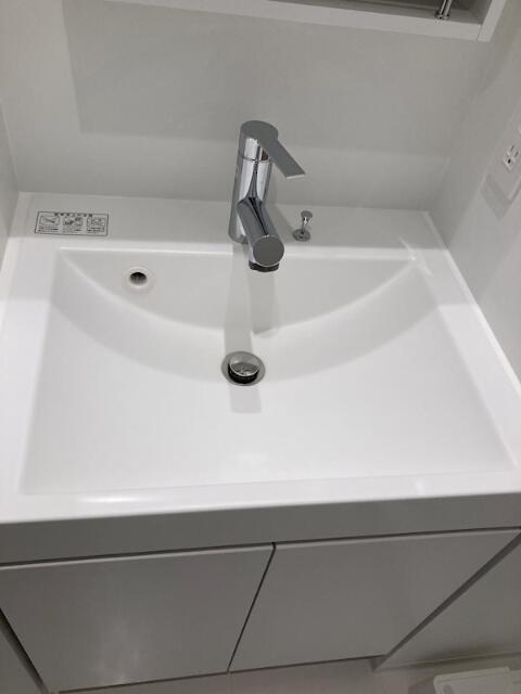 洗面設備　独立洗面台、小物を置くことができて便利です