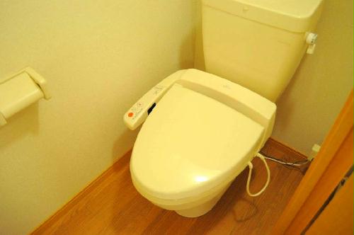 トイレ　快適な温水洗浄便座付きトイレになります。