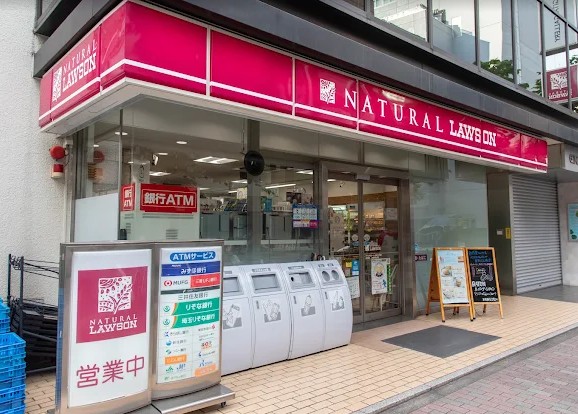 コンビニ　ナチュラルローソン銀座二丁目店（コンビニ）まで161m
