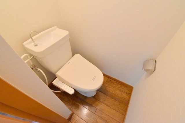 トイレ　同物件別号室の写真です。