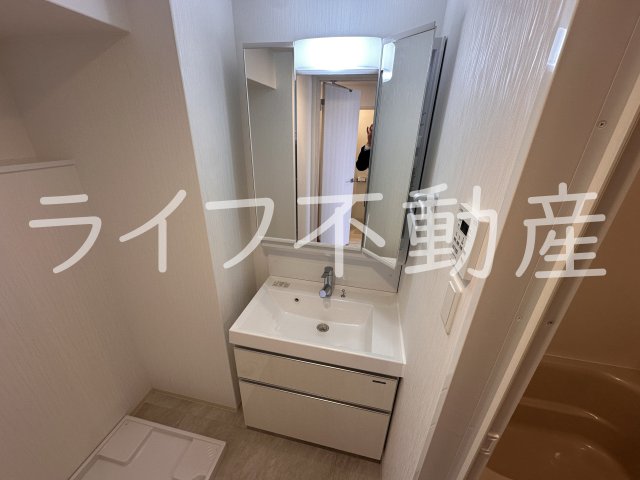 洗面設備　明るい洗面所です