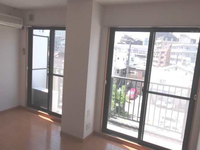 居室・リビング　落ち着いた色合いの床材を使用した居住空間です。