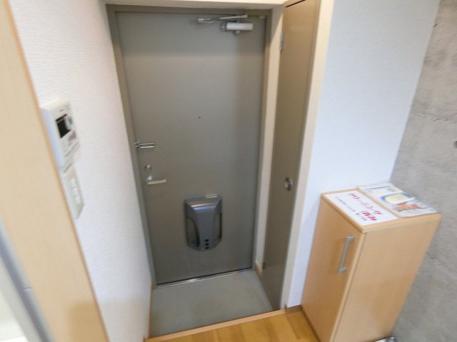 ＪＲ中央線 八王子駅 徒歩6分 3階建 築18年の玄関写真