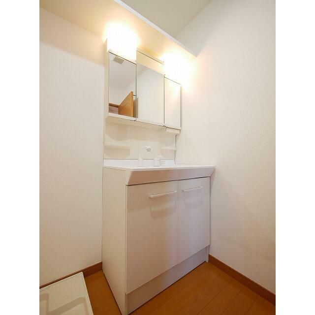 洗面設備　同物件別部屋のお写真になります。現況優先です。